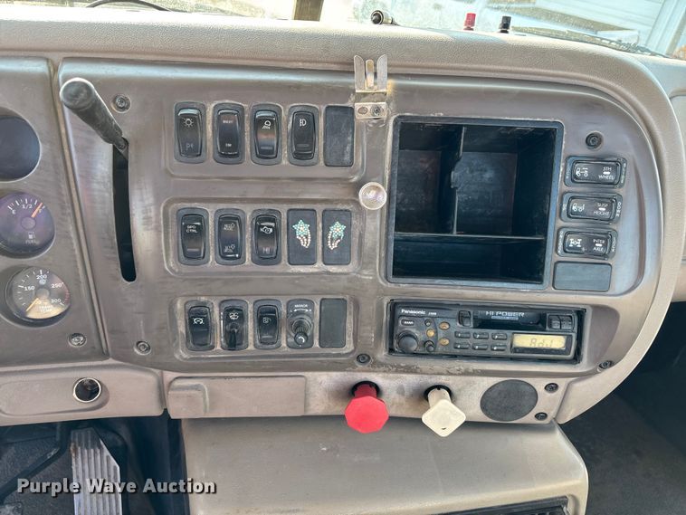 image for item DT4968 2007 Mack 600 semi truck