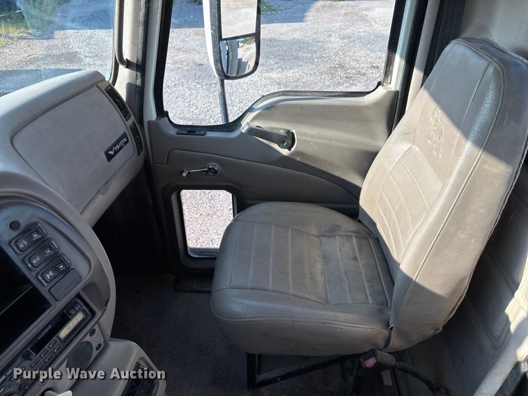 image for item DT4968 2007 Mack 600 semi truck