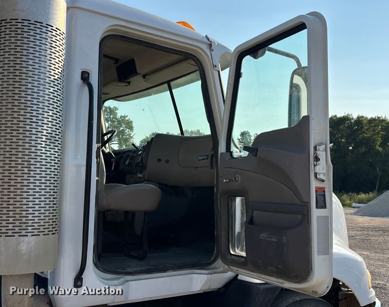 image for item DT4968 2007 Mack 600 semi truck