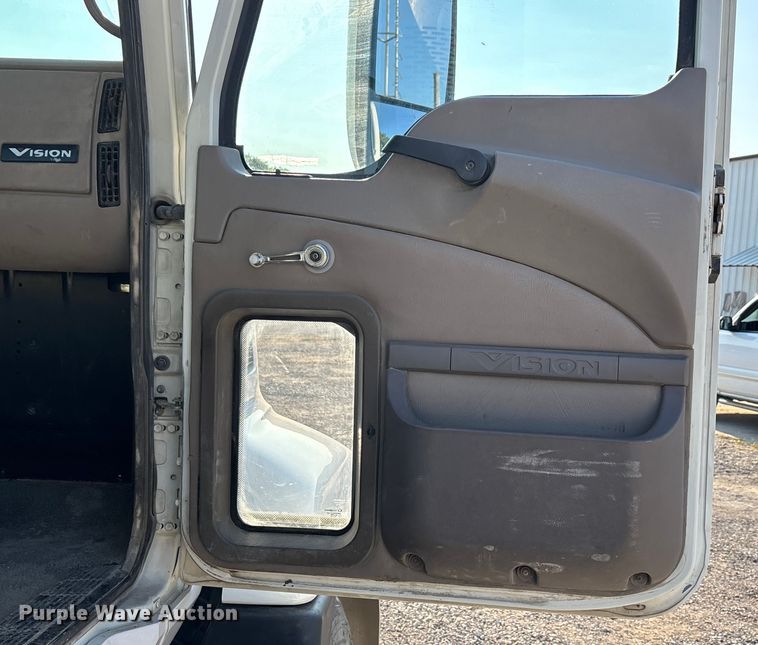 image for item DT4968 2007 Mack 600 semi truck