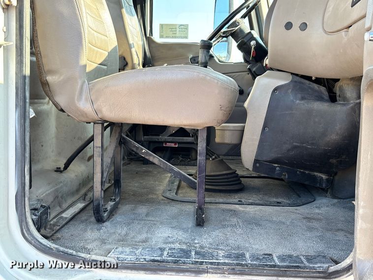 image for item DT4968 2007 Mack 600 semi truck