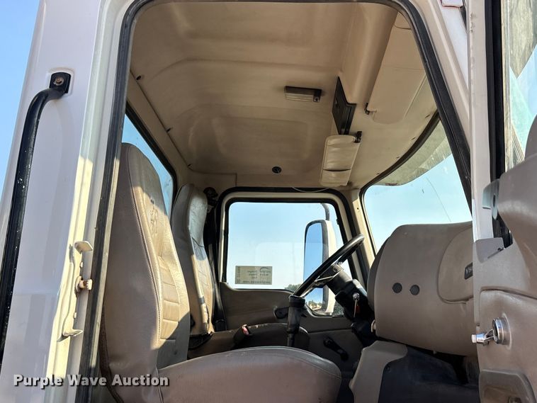 image for item DT4968 2007 Mack 600 semi truck