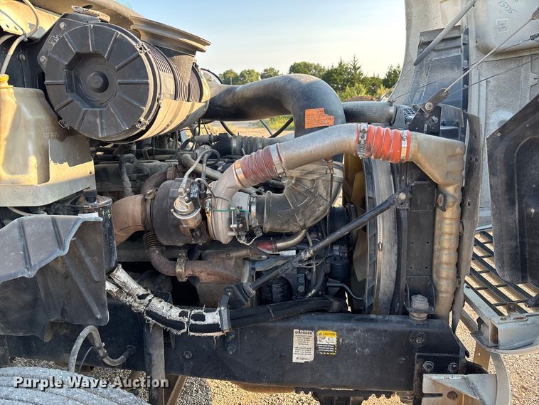 image for item DT4968 2007 Mack 600 semi truck