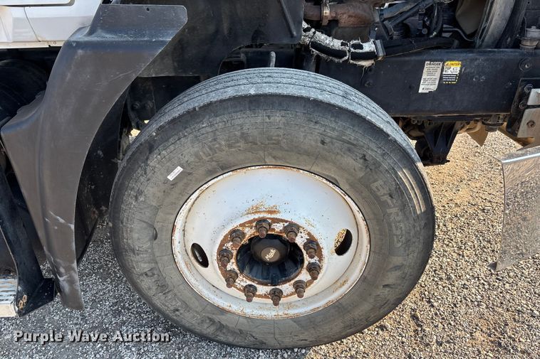 image for item DT4968 2007 Mack 600 semi truck