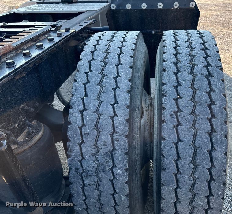 image for item DT4968 2007 Mack 600 semi truck