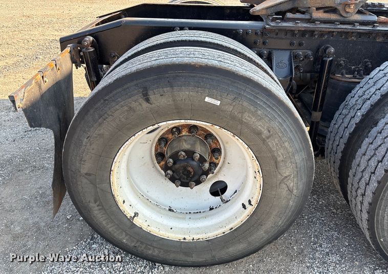 image for item DT4968 2007 Mack 600 semi truck