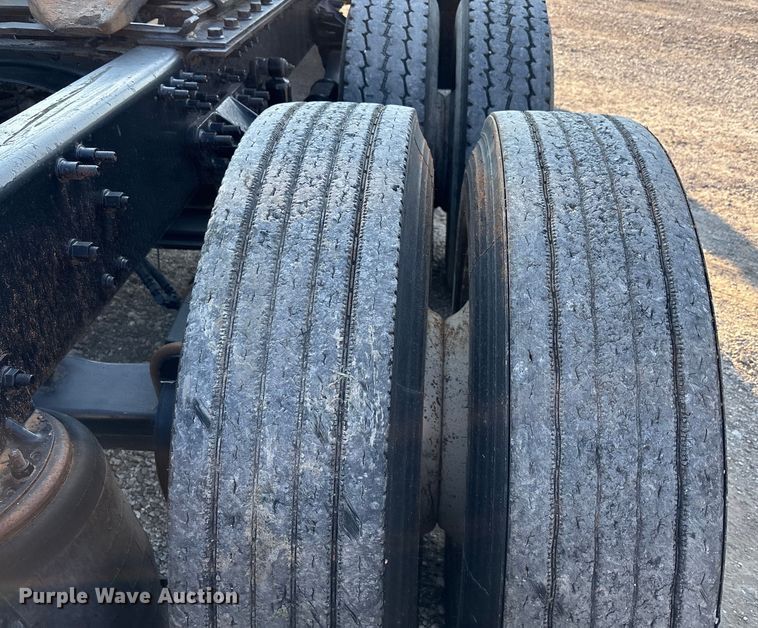 image for item DT4968 2007 Mack 600 semi truck