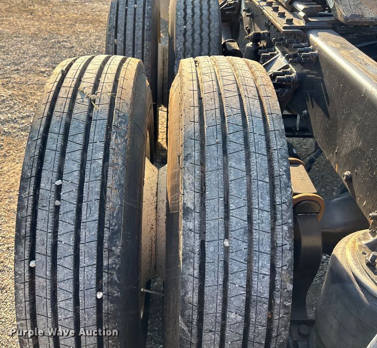 image for item DT4968 2007 Mack 600 semi truck