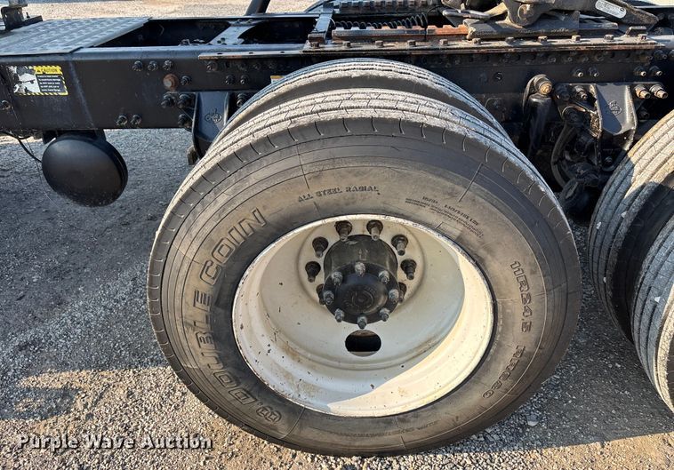 image for item DT4968 2007 Mack 600 semi truck