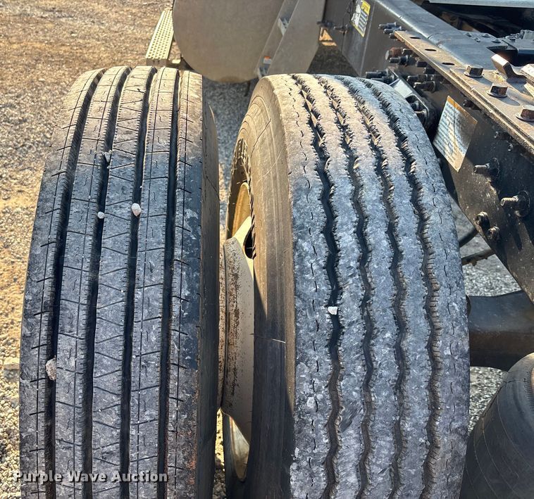 image for item DT4968 2007 Mack 600 semi truck