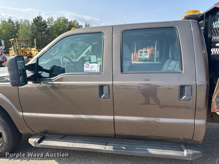 image for item DT6304 2015 Ford F350 Super Duty  Crew Cab flatbed pickup truck