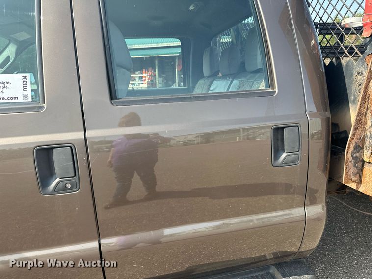 image for item DT6304 2015 Ford F350 Super Duty  Crew Cab flatbed pickup truck