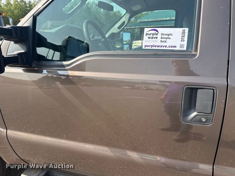 image for item DT6304 2015 Ford F350 Super Duty  Crew Cab flatbed pickup truck