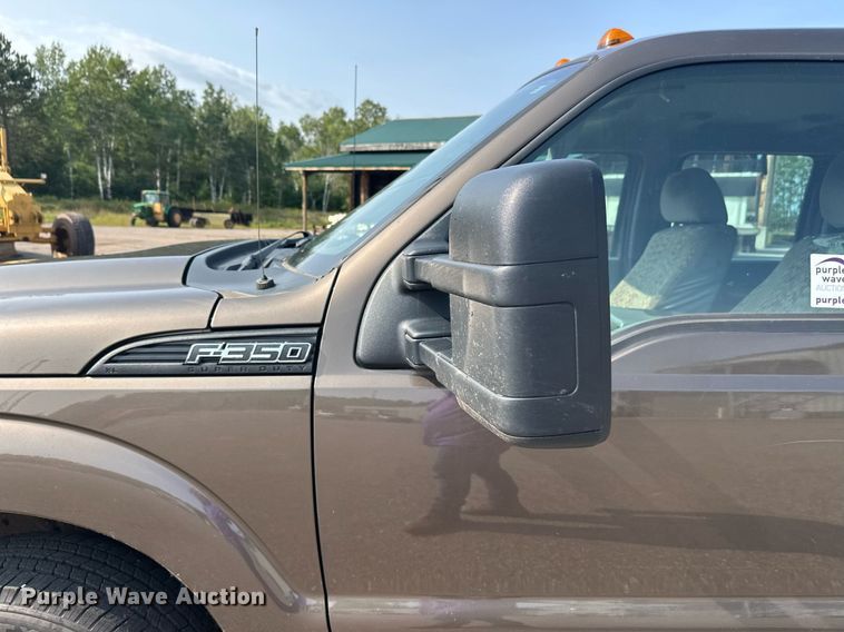 image for item DT6304 2015 Ford F350 Super Duty  Crew Cab flatbed pickup truck