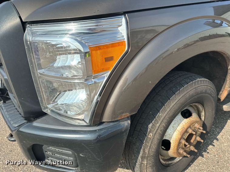 image for item DT6304 2015 Ford F350 Super Duty  Crew Cab flatbed pickup truck