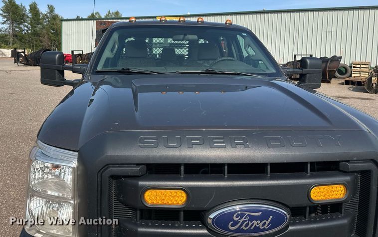 image for item DT6304 2015 Ford F350 Super Duty  Crew Cab flatbed pickup truck