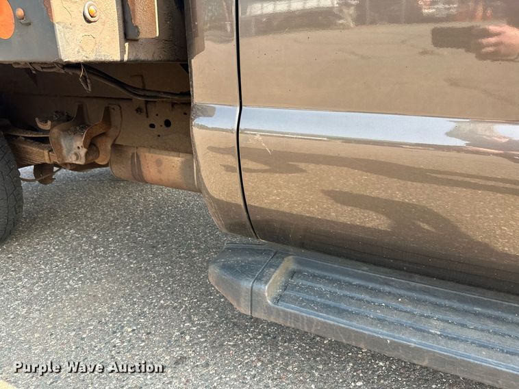 image for item DT6304 2015 Ford F350 Super Duty  Crew Cab flatbed pickup truck