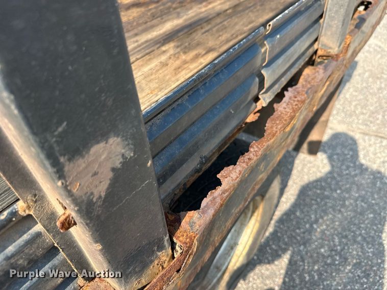 image for item DT6304 2015 Ford F350 Super Duty  Crew Cab flatbed pickup truck