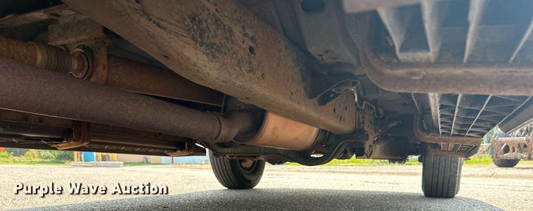 image for item DT6304 2015 Ford F350 Super Duty  Crew Cab flatbed pickup truck