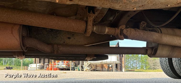 image for item DT6304 2015 Ford F350 Super Duty  Crew Cab flatbed pickup truck