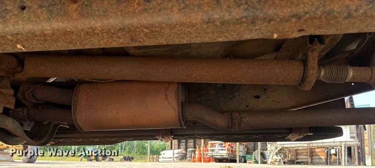 image for item DT6304 2015 Ford F350 Super Duty  Crew Cab flatbed pickup truck