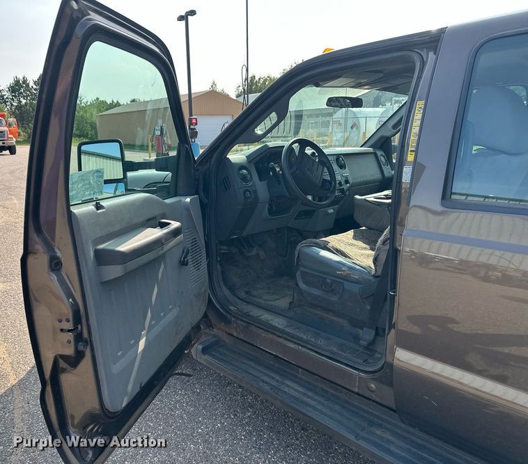 image for item DT6304 2015 Ford F350 Super Duty  Crew Cab flatbed pickup truck