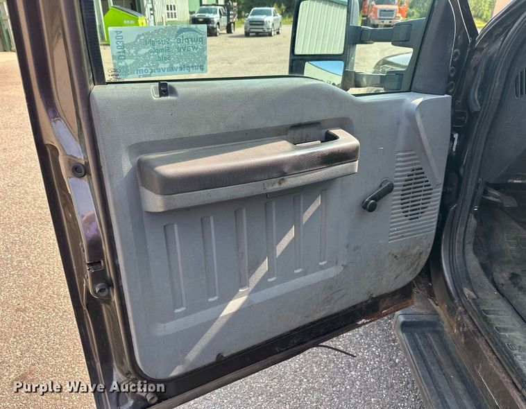 image for item DT6304 2015 Ford F350 Super Duty  Crew Cab flatbed pickup truck