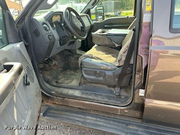 image for item DT6304 2015 Ford F350 Super Duty  Crew Cab flatbed pickup truck