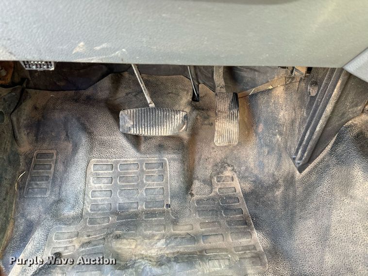 image for item DT6304 2015 Ford F350 Super Duty  Crew Cab flatbed pickup truck