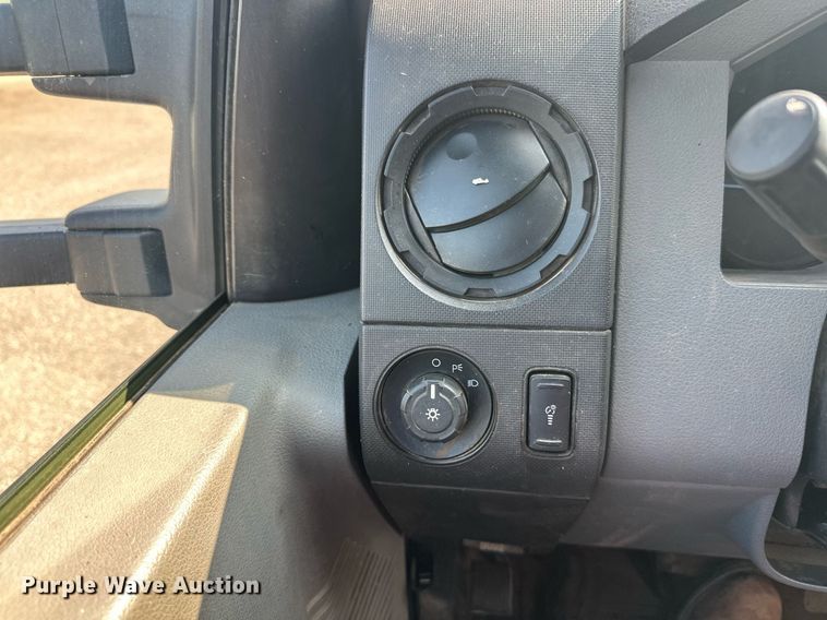 image for item DT6304 2015 Ford F350 Super Duty  Crew Cab flatbed pickup truck