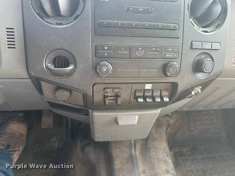 image for item DT6304 2015 Ford F350 Super Duty  Crew Cab flatbed pickup truck