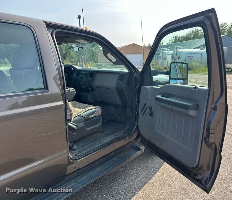 image for item DT6304 2015 Ford F350 Super Duty  Crew Cab flatbed pickup truck