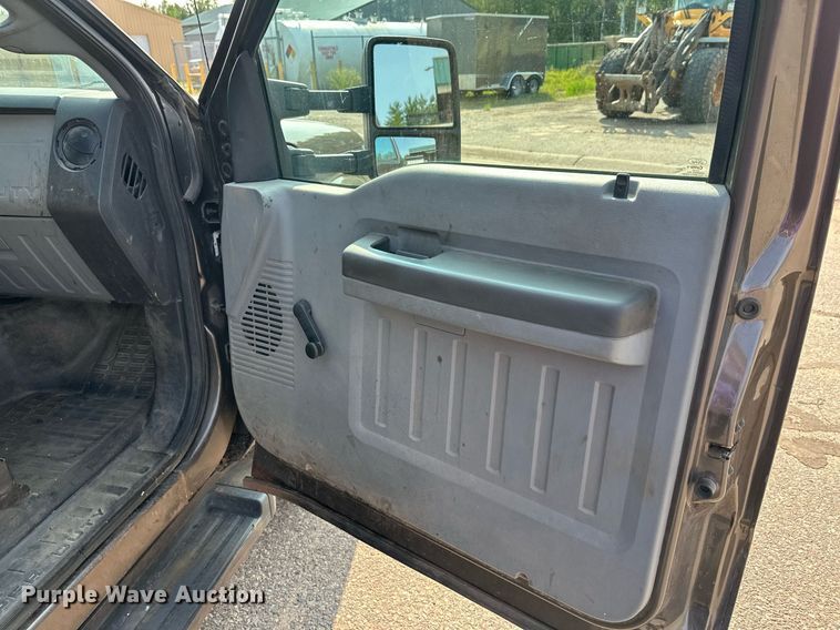 image for item DT6304 2015 Ford F350 Super Duty  Crew Cab flatbed pickup truck