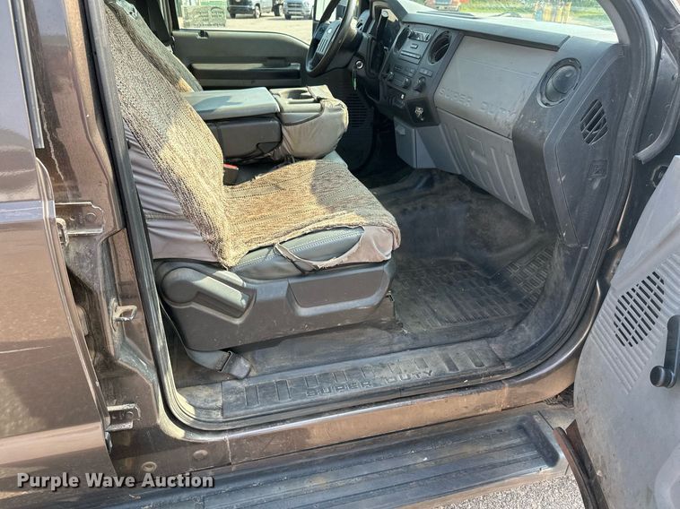 image for item DT6304 2015 Ford F350 Super Duty  Crew Cab flatbed pickup truck