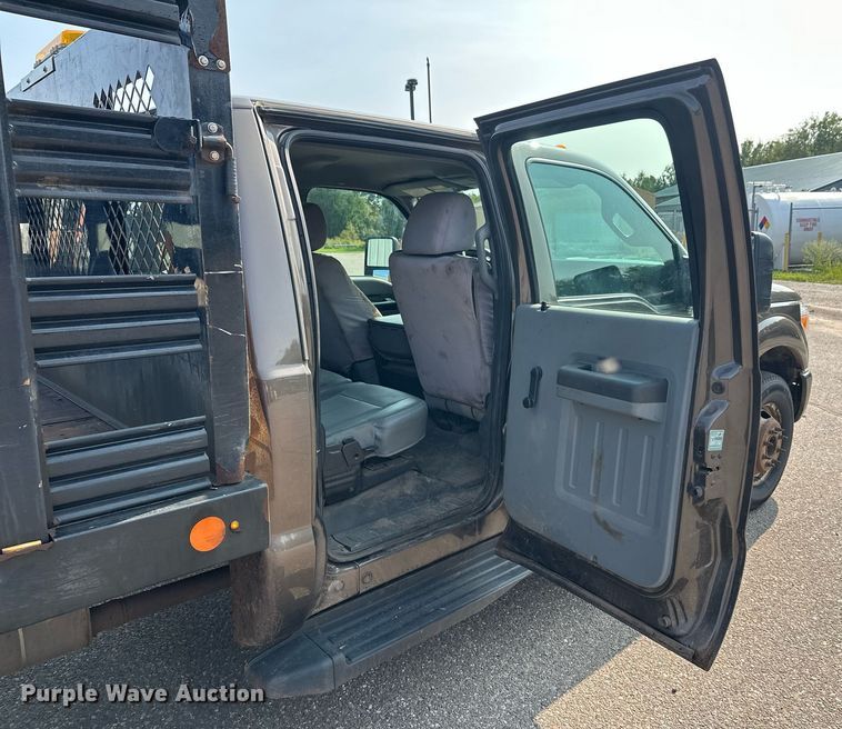 image for item DT6304 2015 Ford F350 Super Duty  Crew Cab flatbed pickup truck