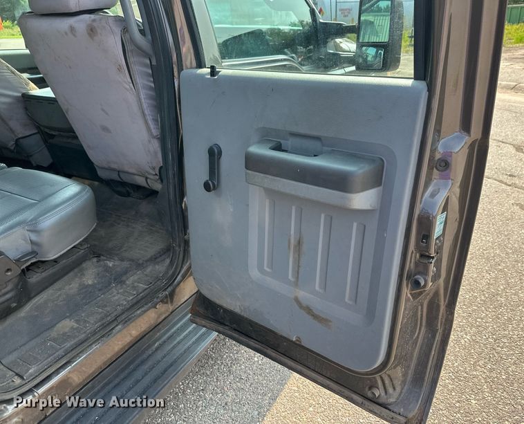 image for item DT6304 2015 Ford F350 Super Duty  Crew Cab flatbed pickup truck