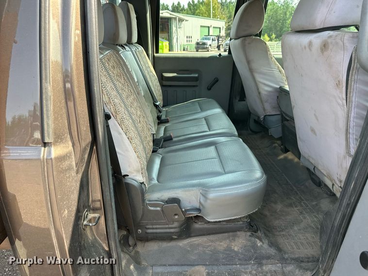 image for item DT6304 2015 Ford F350 Super Duty  Crew Cab flatbed pickup truck