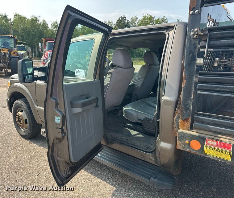 image for item DT6304 2015 Ford F350 Super Duty  Crew Cab flatbed pickup truck