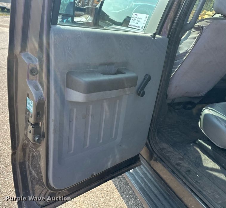 image for item DT6304 2015 Ford F350 Super Duty  Crew Cab flatbed pickup truck