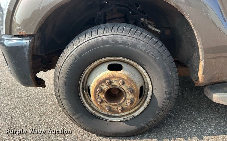 image for item DT6304 2015 Ford F350 Super Duty  Crew Cab flatbed pickup truck