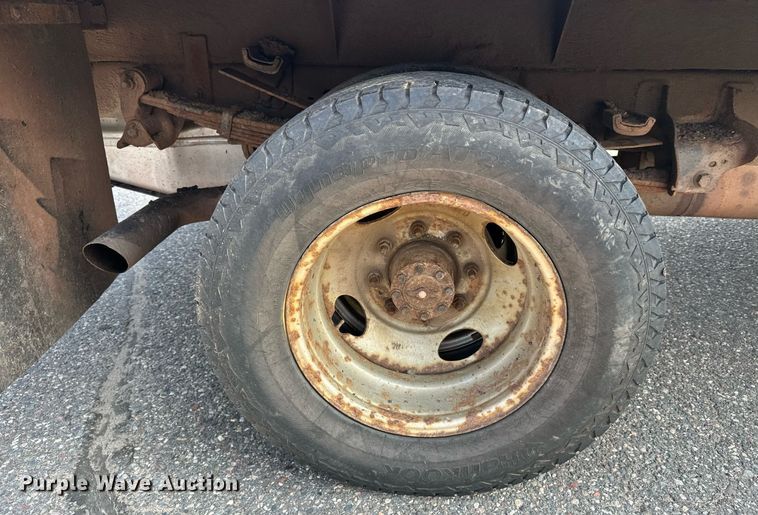 image for item DT6304 2015 Ford F350 Super Duty  Crew Cab flatbed pickup truck