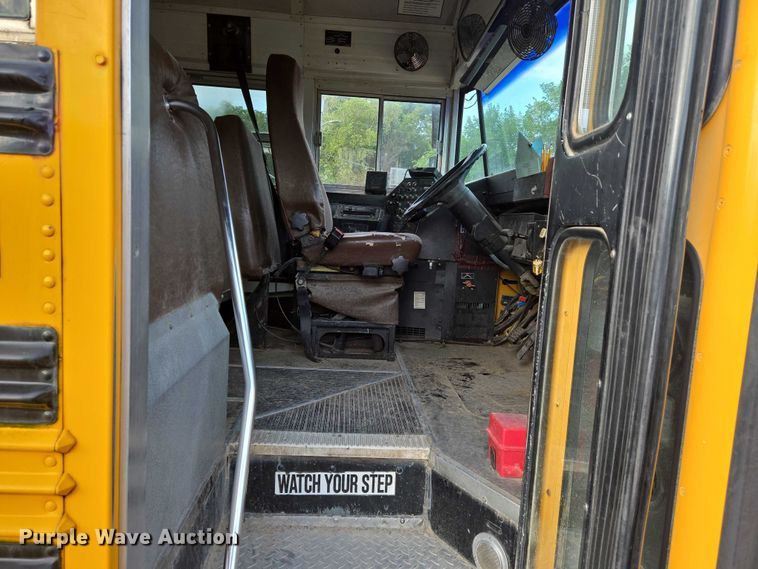 image for item DU6888 2000 International school bus