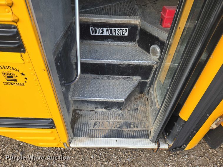 image for item DU6888 2000 International school bus
