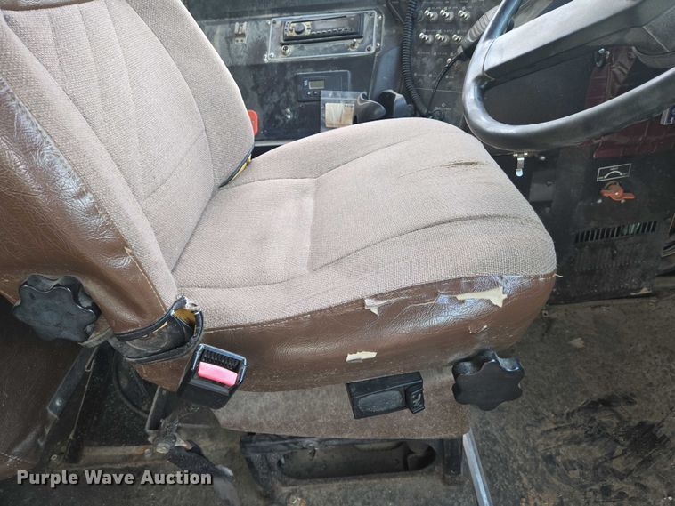 image for item DU6888 2000 International school bus