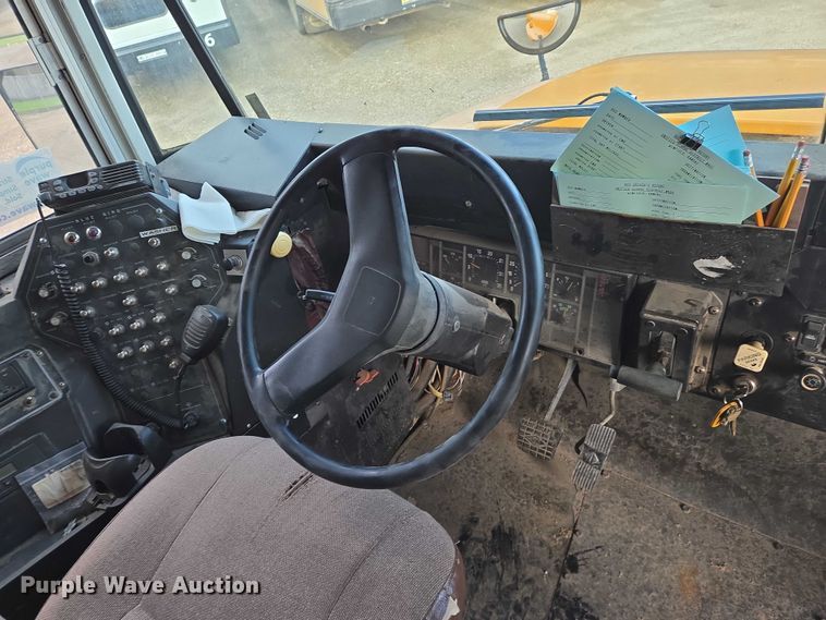 image for item DU6888 2000 International school bus