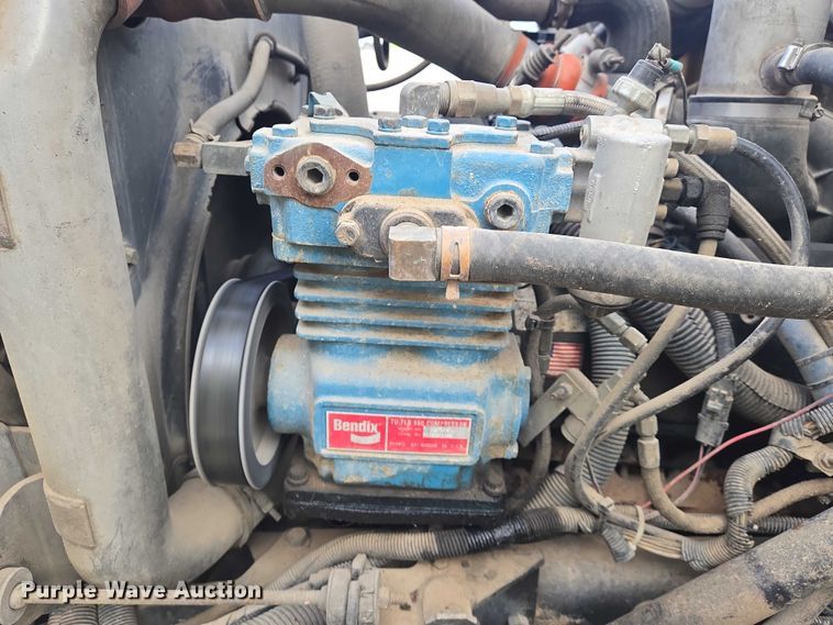 image for item DU6888 2000 International school bus