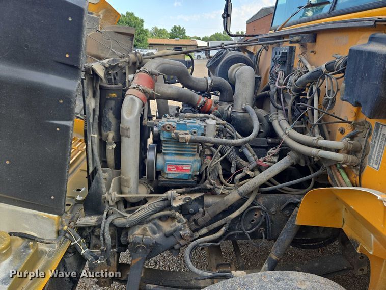 image for item DU6888 2000 International school bus