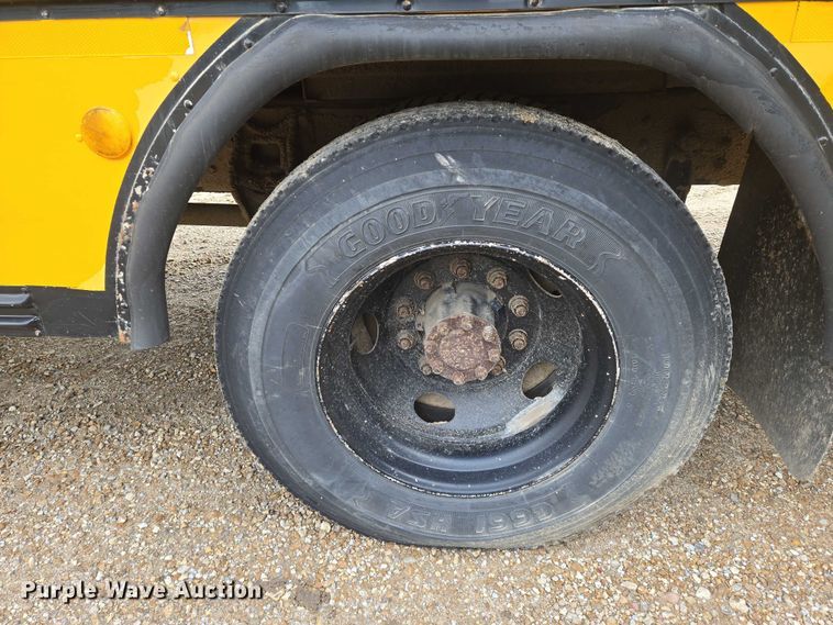 image for item DU6888 2000 International school bus