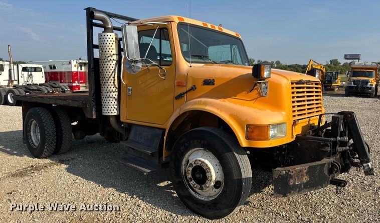 image for item DW6624 2002 International 4900 dump flatbed truck