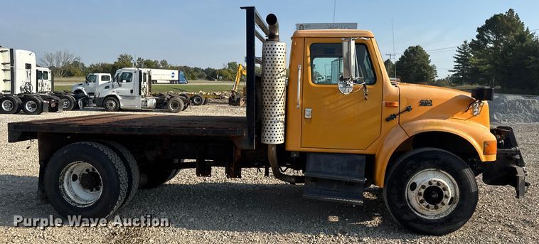 image for item DW6624 2002 International 4900 dump flatbed truck